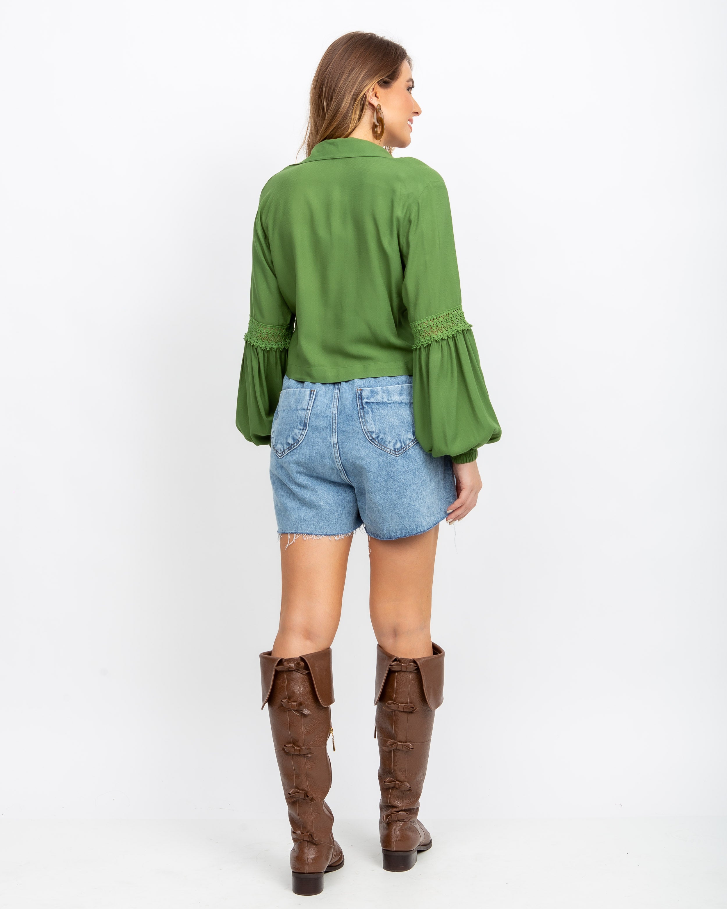 Camisa Cropped com Detalhe em Renda Verde