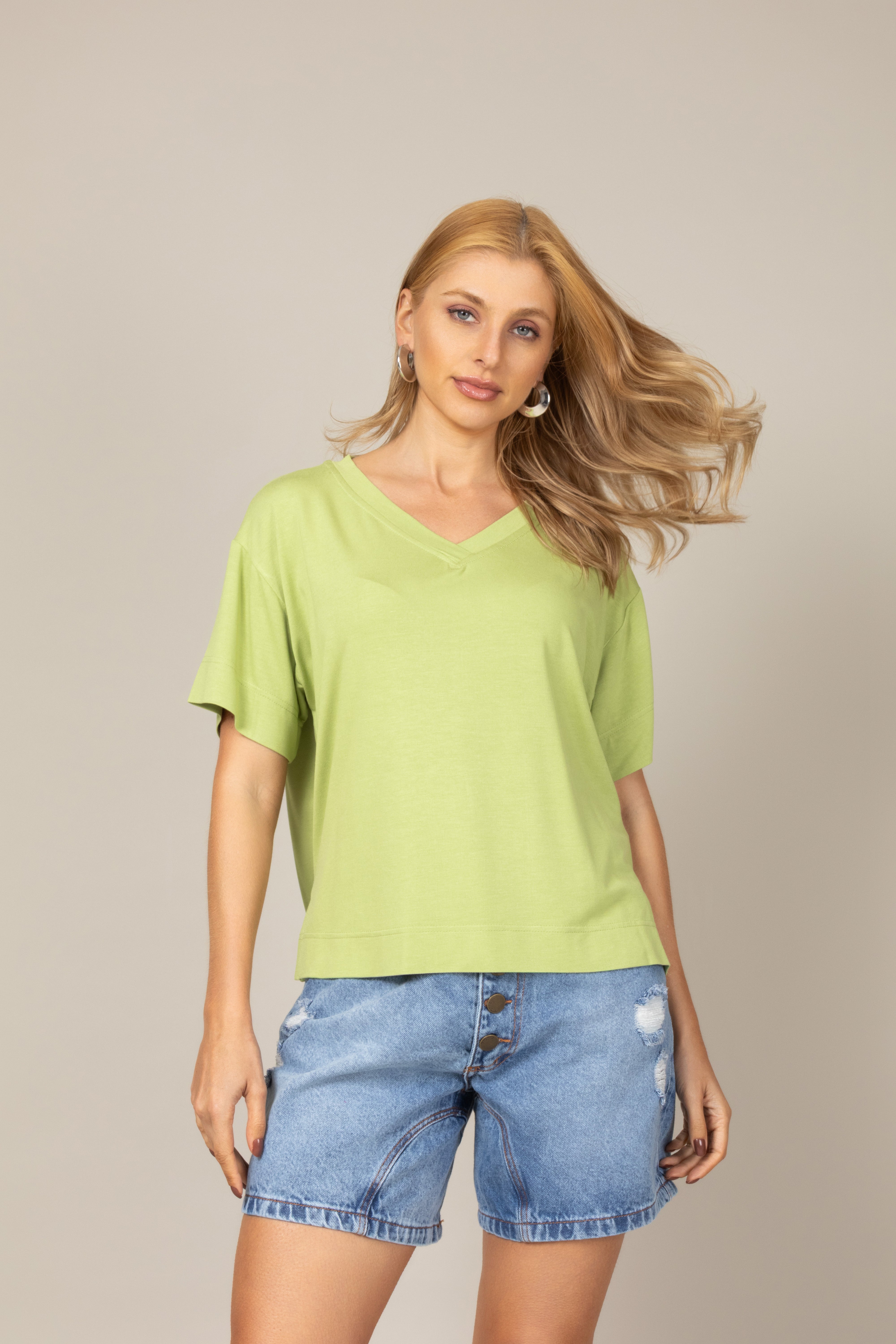 Blusa Básica Decote V em Malha